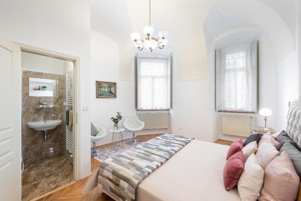 Rose / Romantic & Cozy / City Center Prag