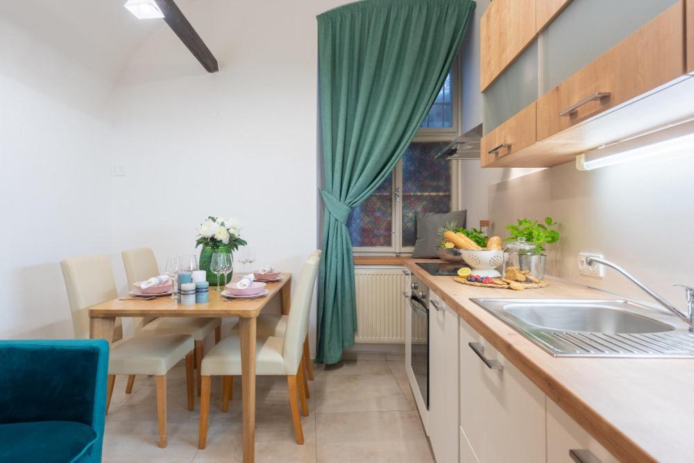 Rose / Romantic & Cozy / City Center Apartment
