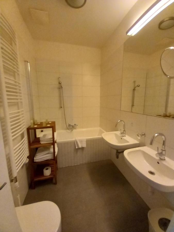 & 4* Praga