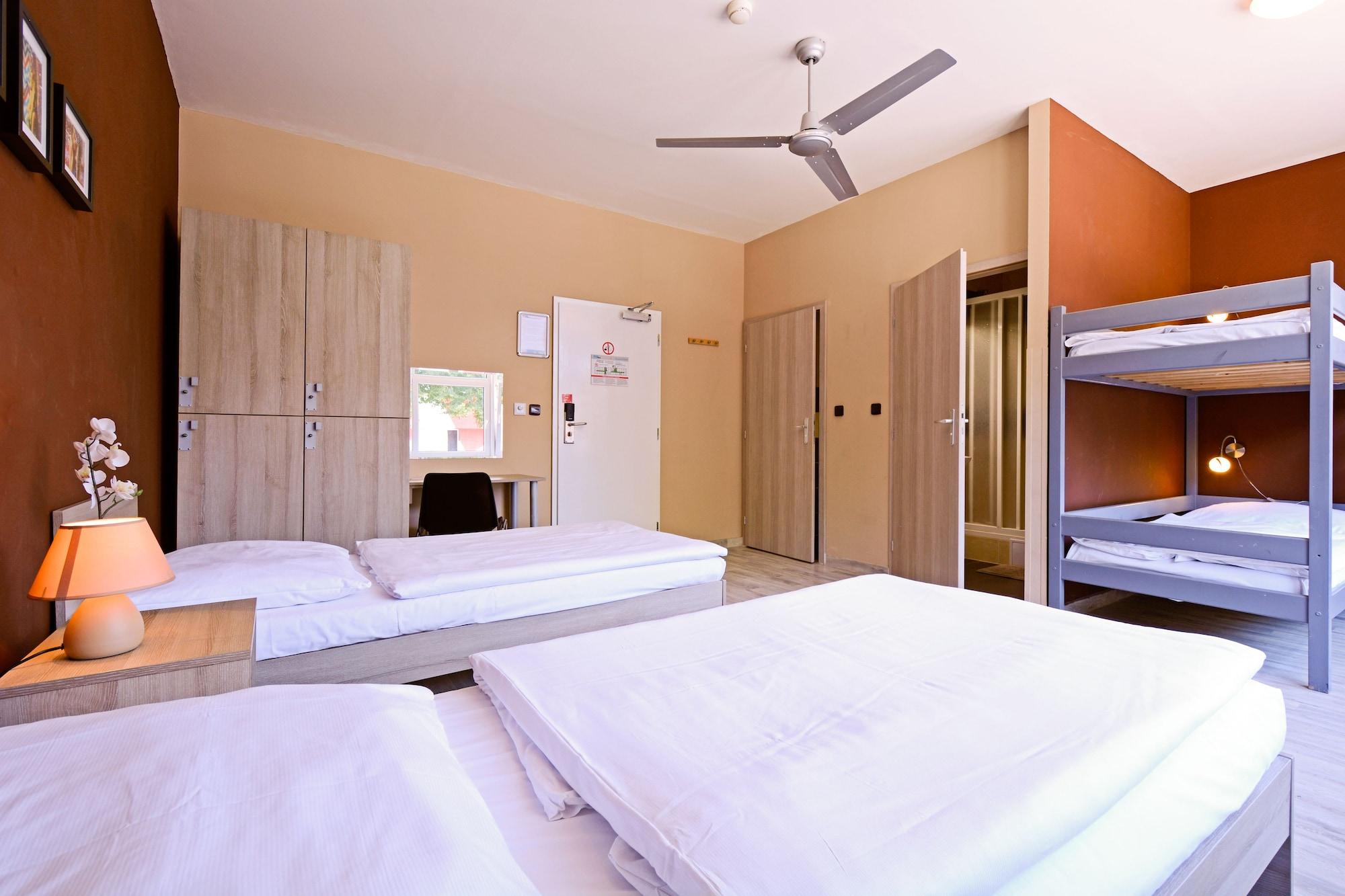 Hostel Plus Prague *