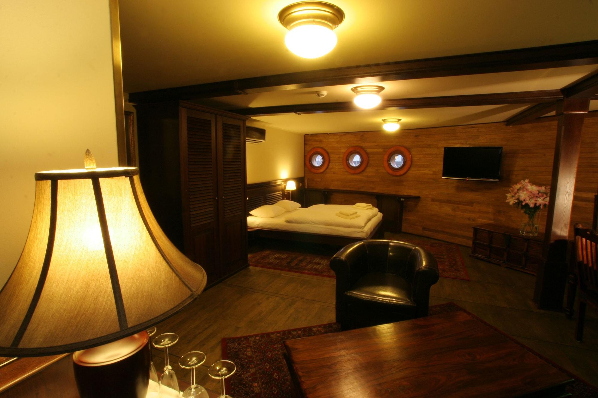 Boat Matylda Botel 4*