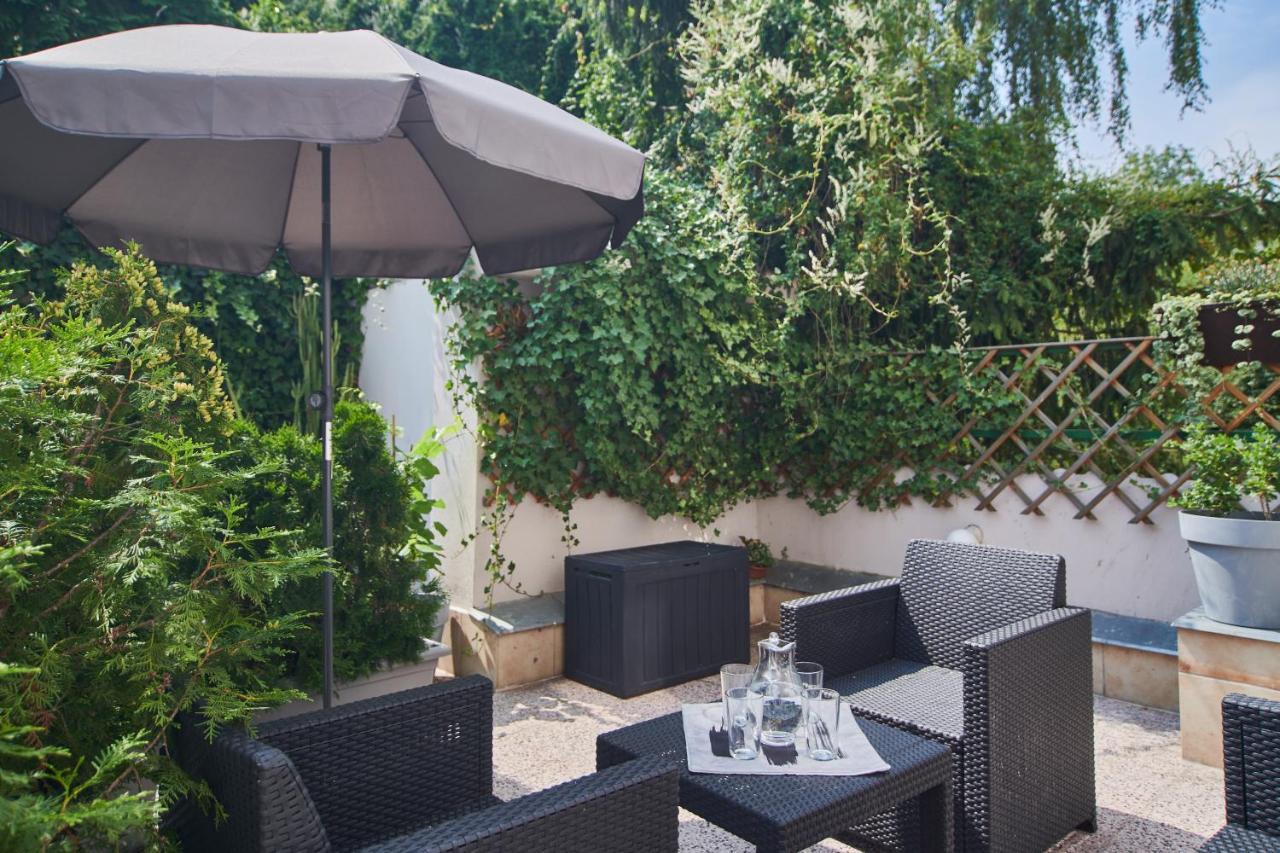Daire To At Close To Castle With Terrace And Garden Prag