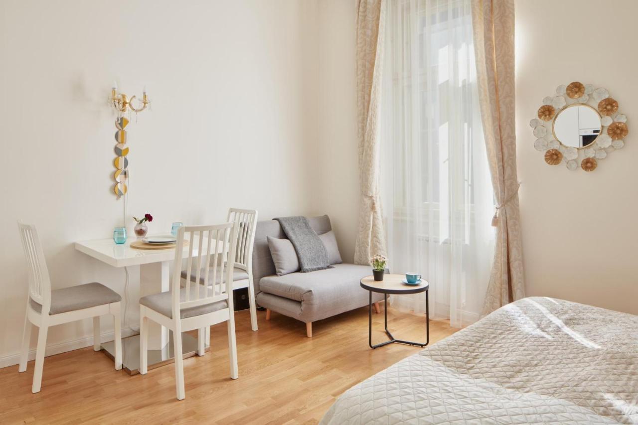 Elegant Studio In New Town By Days Apartment