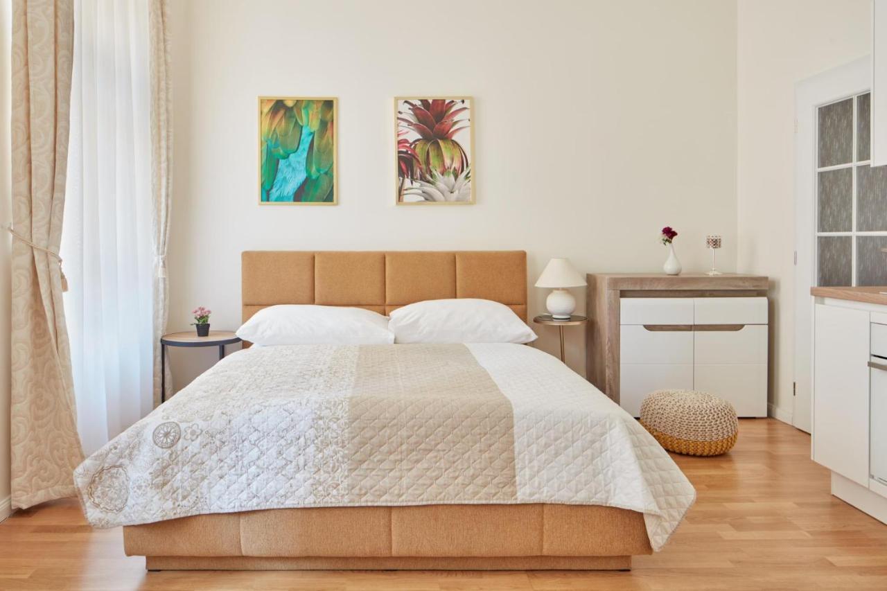 Elegant Studio In New Town By Days Apartment *