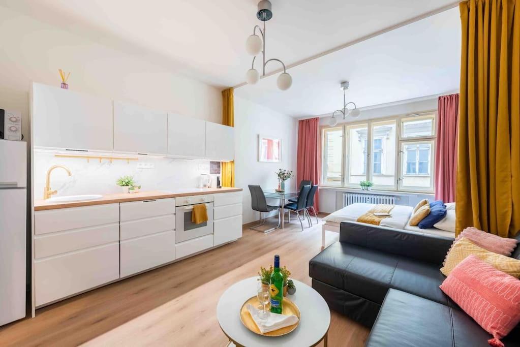 Daire Golden Sunny Apartment, Centre, For 3 People
