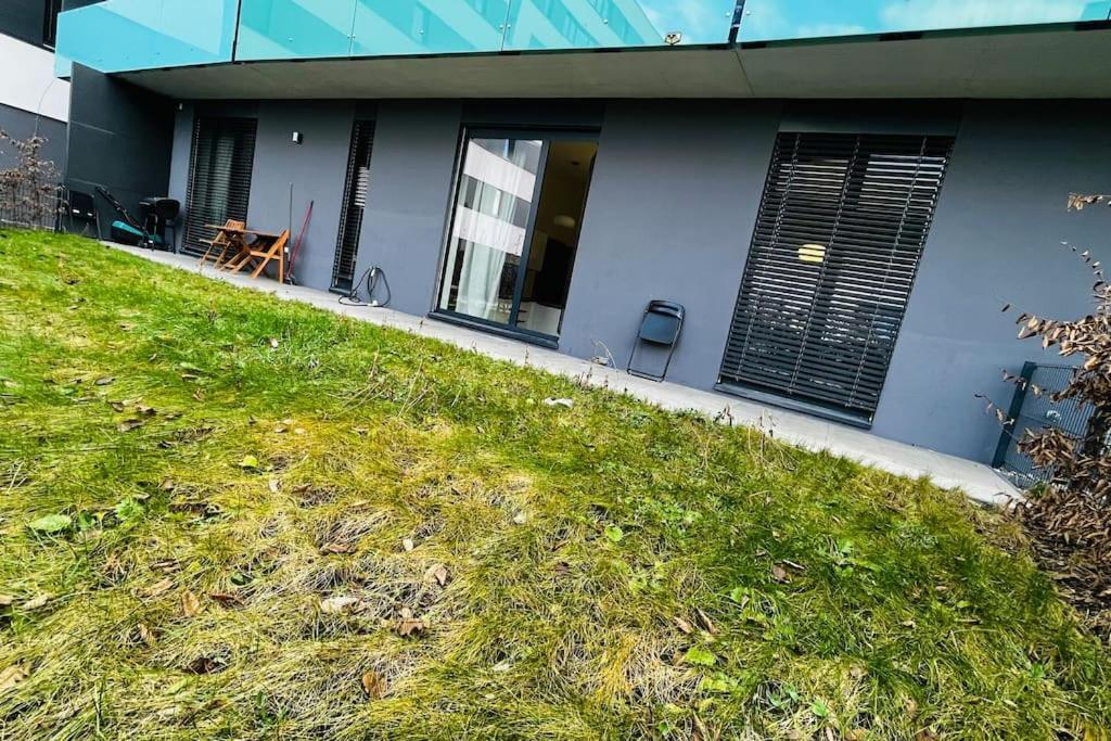 Holesovice, Garden, Garage