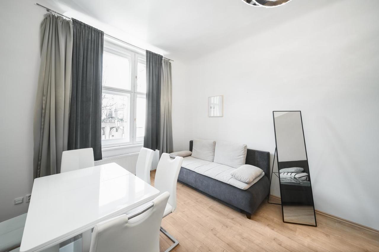 Josefov Riverside Apartment *