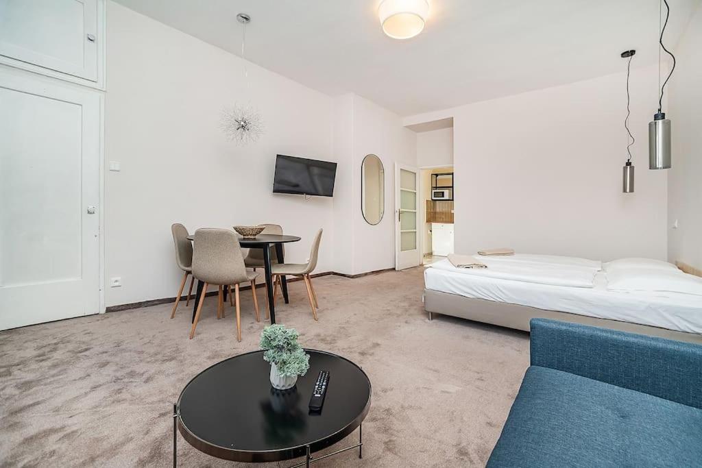 Apartment Modern With Balcony + Tv Prague