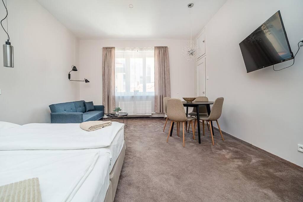 Modern With Balcony + Tv Apartment Prague