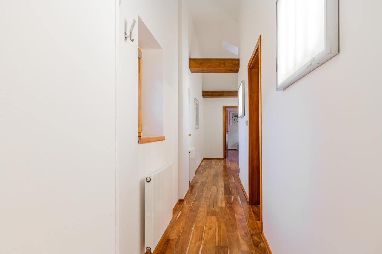 Days - Spacious 117m2 Attic Retreat W Ac - Near Old Town Sq Daire