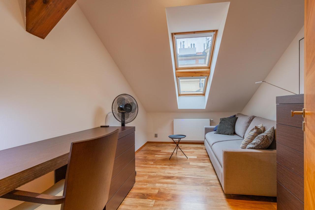 Days - Spacious 117m2 Attic Retreat W Ac - Near Old Town Sq Daire *