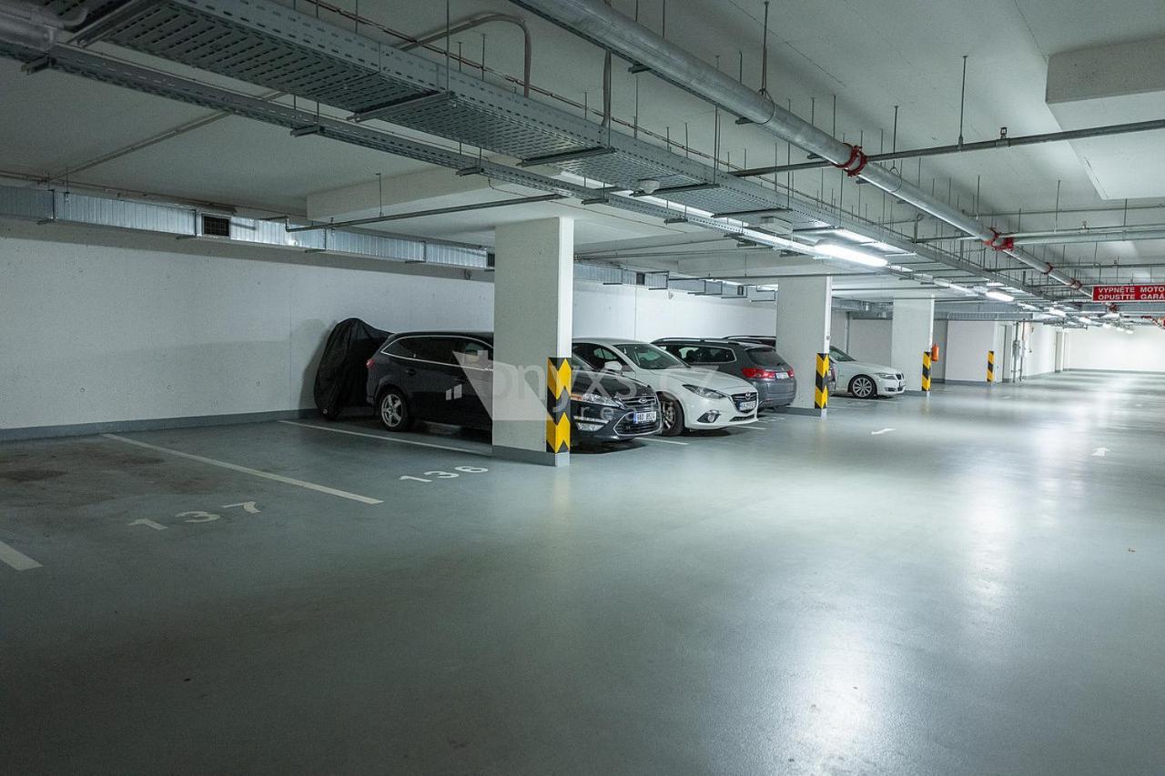 Letnany 168 S Parkovanim V Garazi Zdarma Appartement