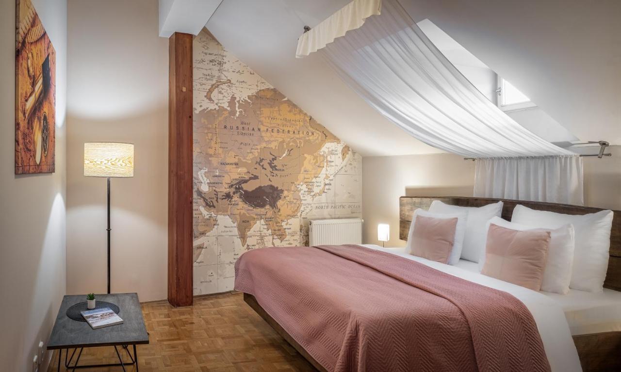 6 Continents By Adrez * Praga