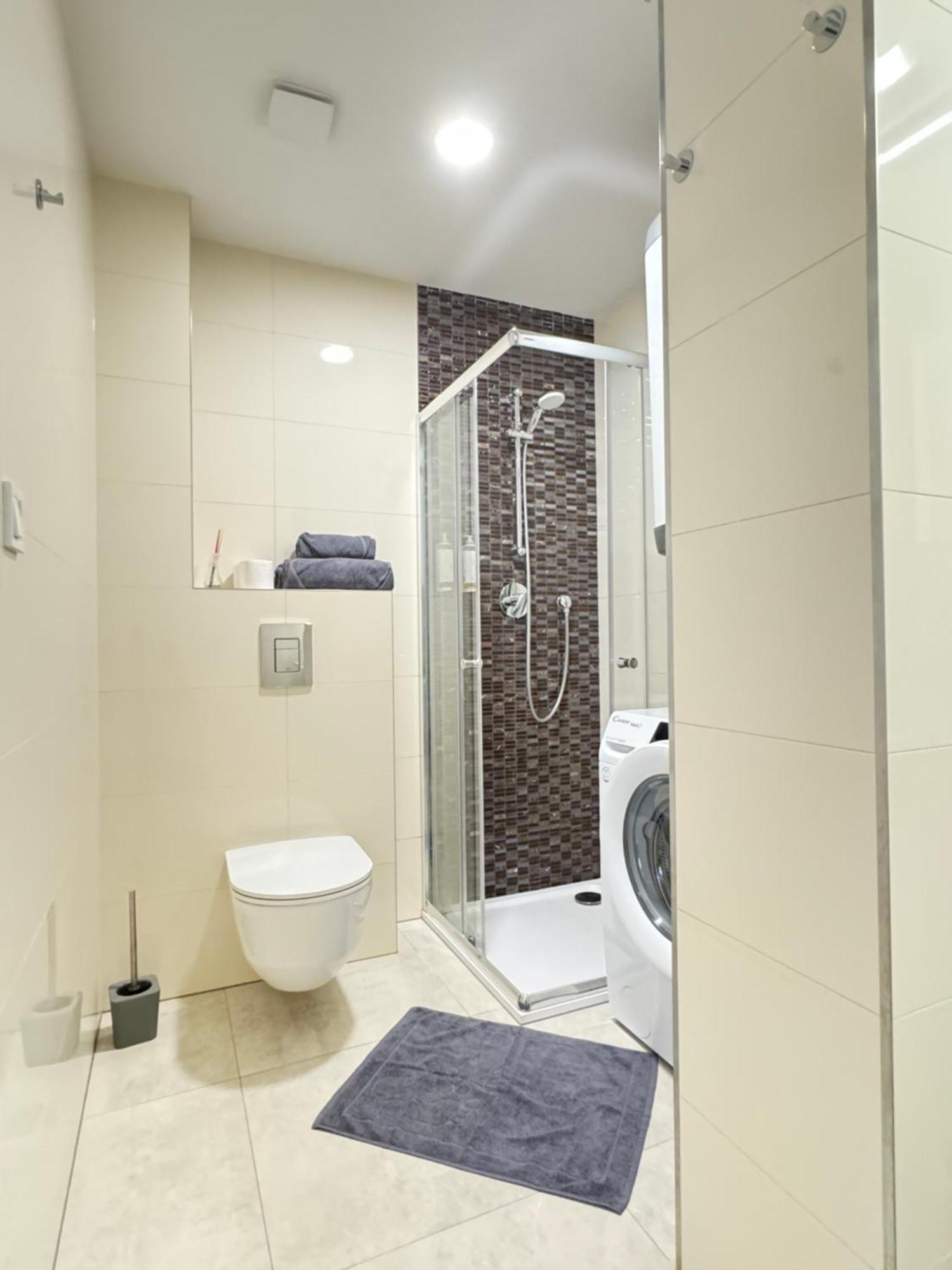 New Modern-style With Balcony In The 2 * Prague