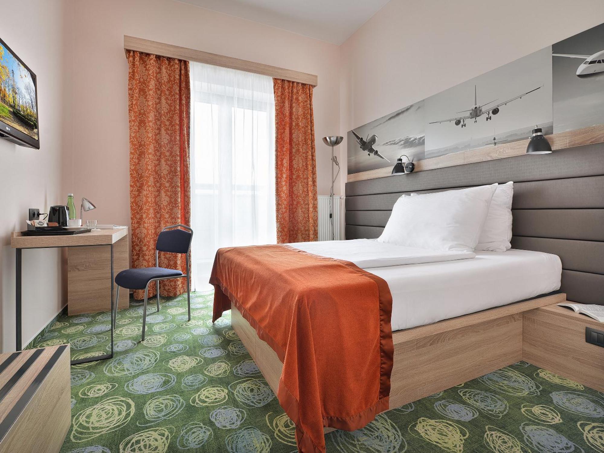 Otel Ramada Airport 4*