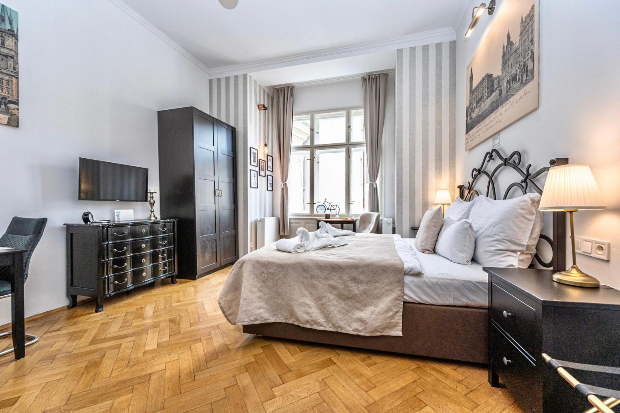 The Old Town Square & Parizska Appartement