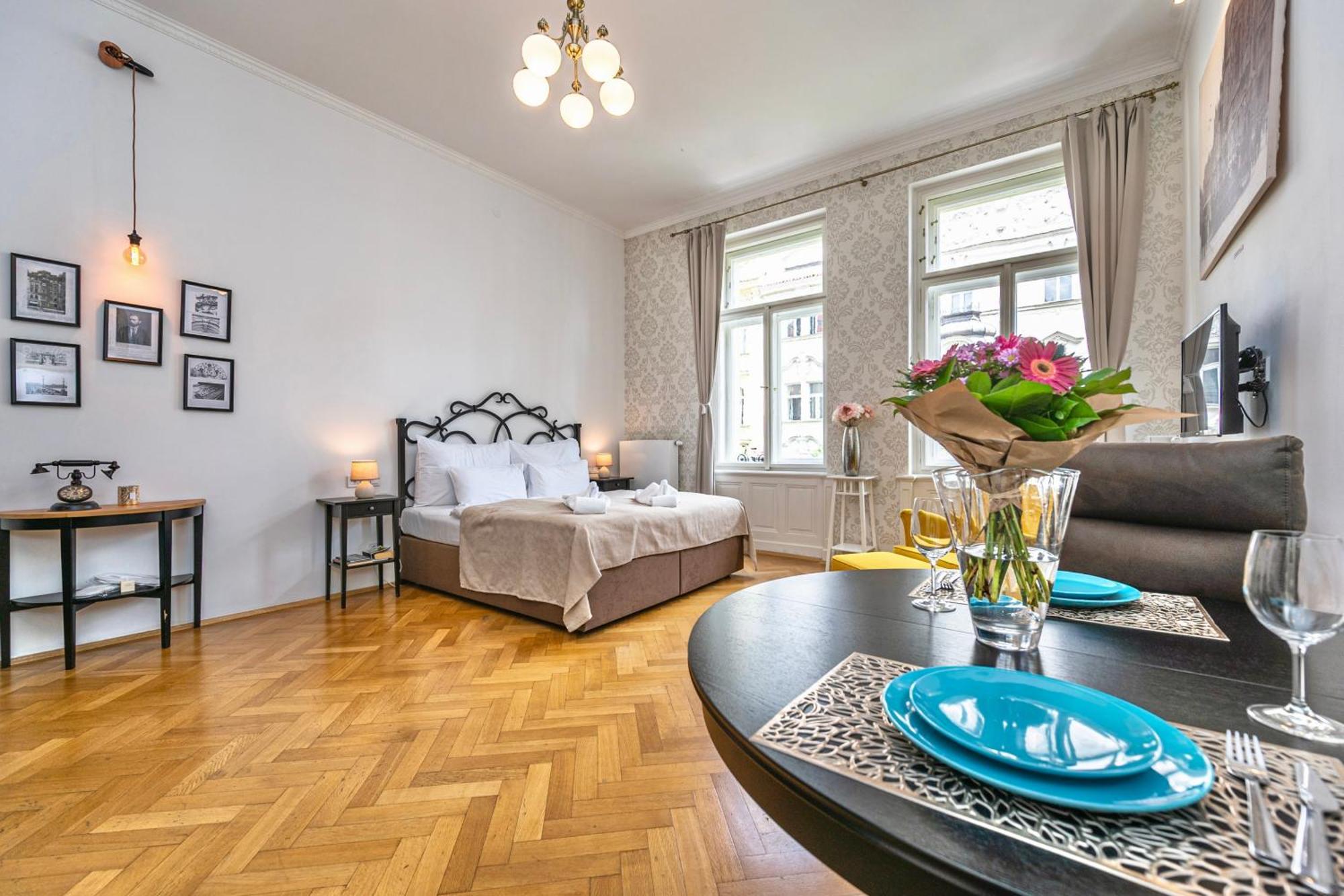 The Old Town Square & Parizska Appartement *