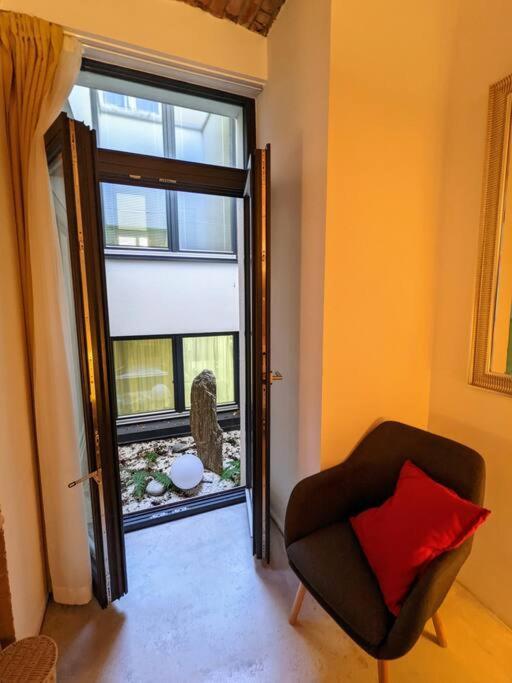 Romantic And Atypical In Prague's Montmartre Prag
