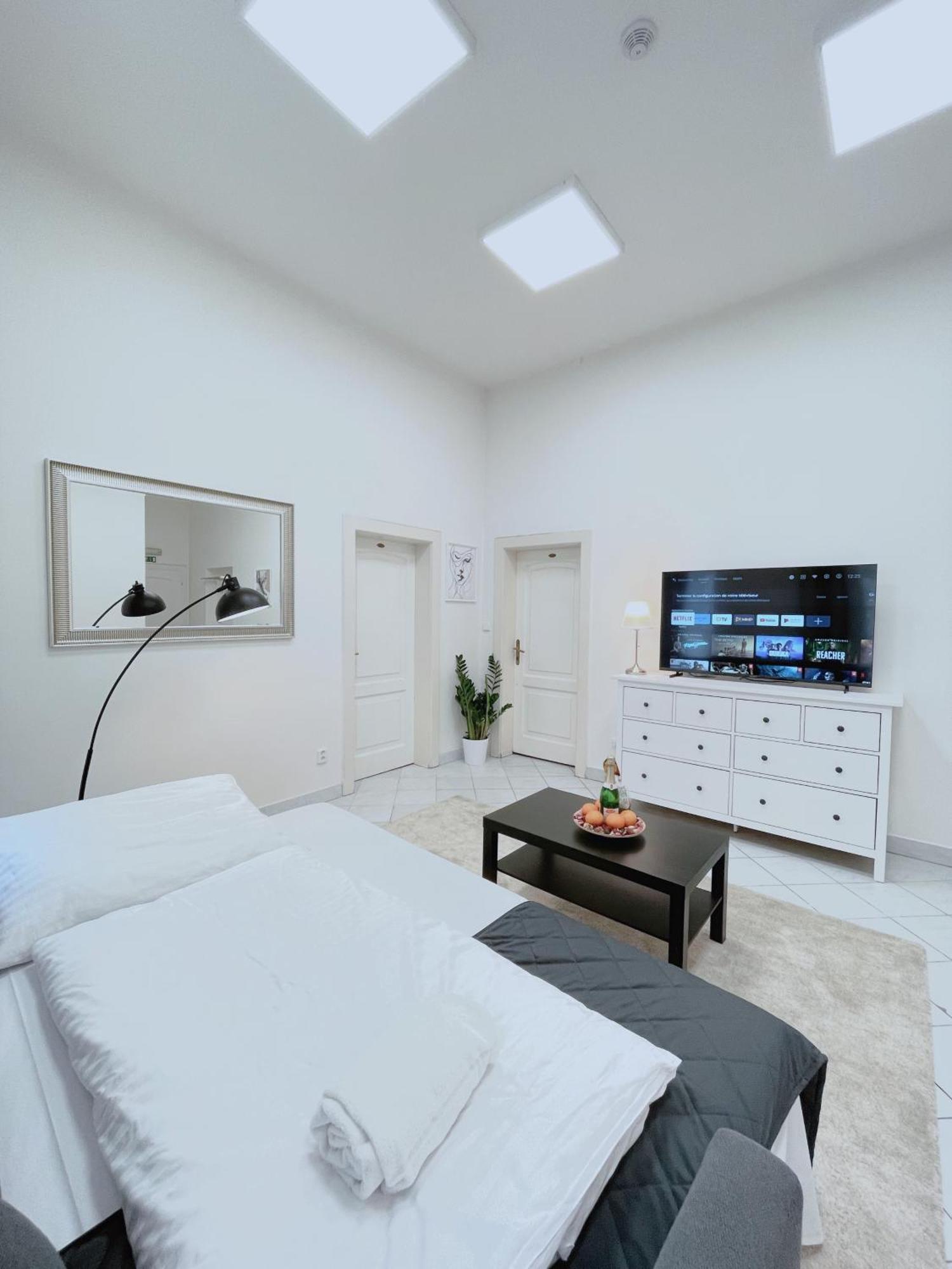Apartment New Town 5' Walk To Wenceslas Square *