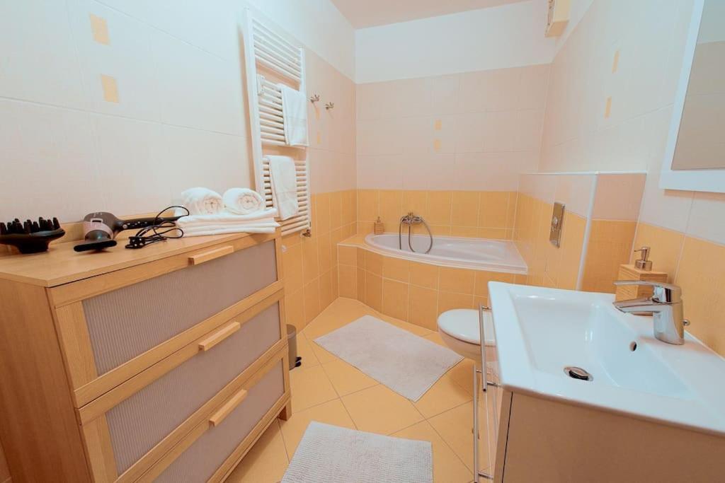 U Metra, 4 Hoste, Parking Free, Blizko O2 Arena Appartement