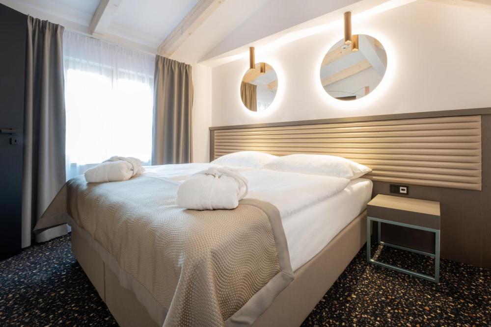 Ea Embassy Otel 4*