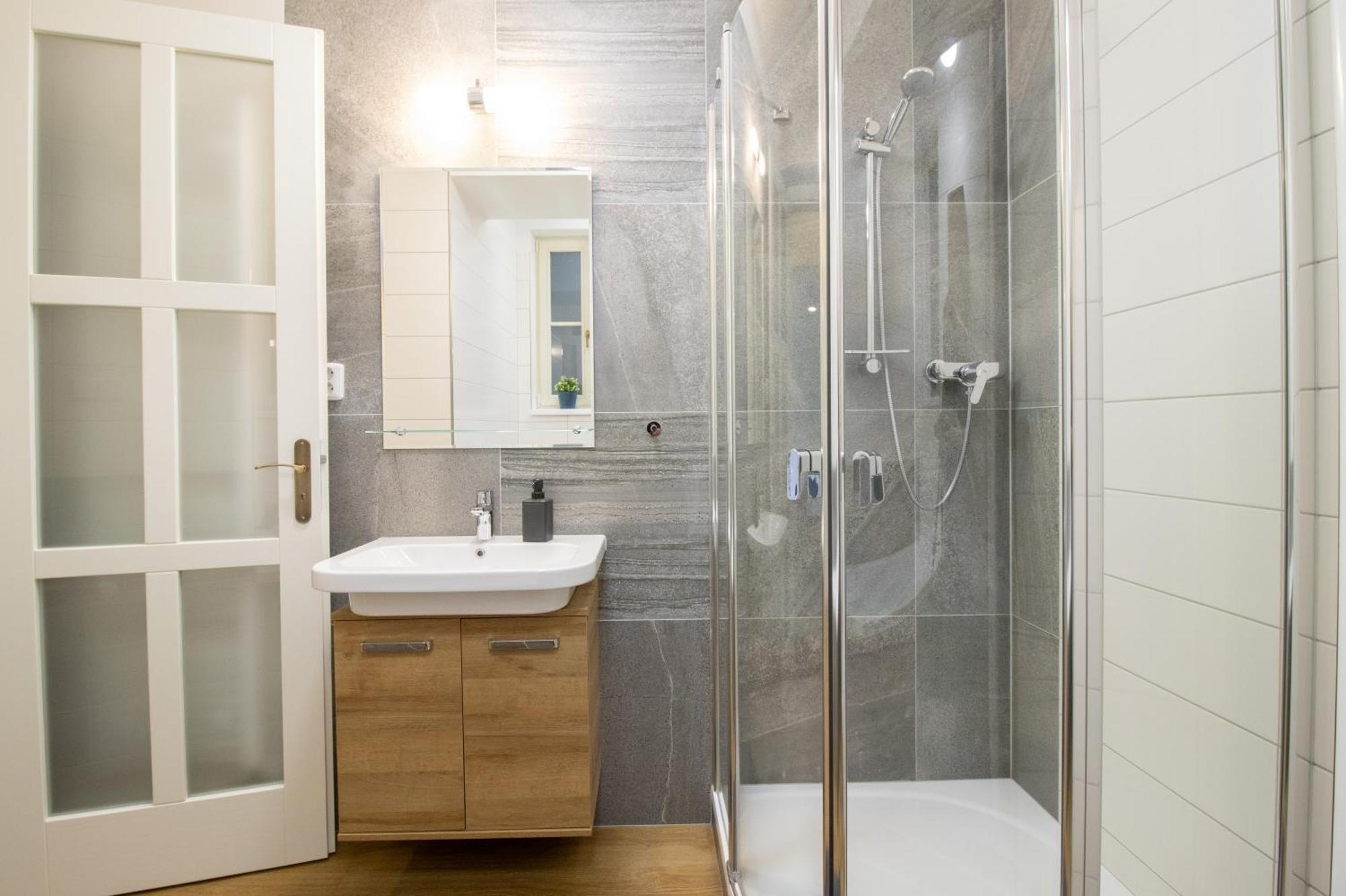 Spacious Cr Without Elevator Apartment *