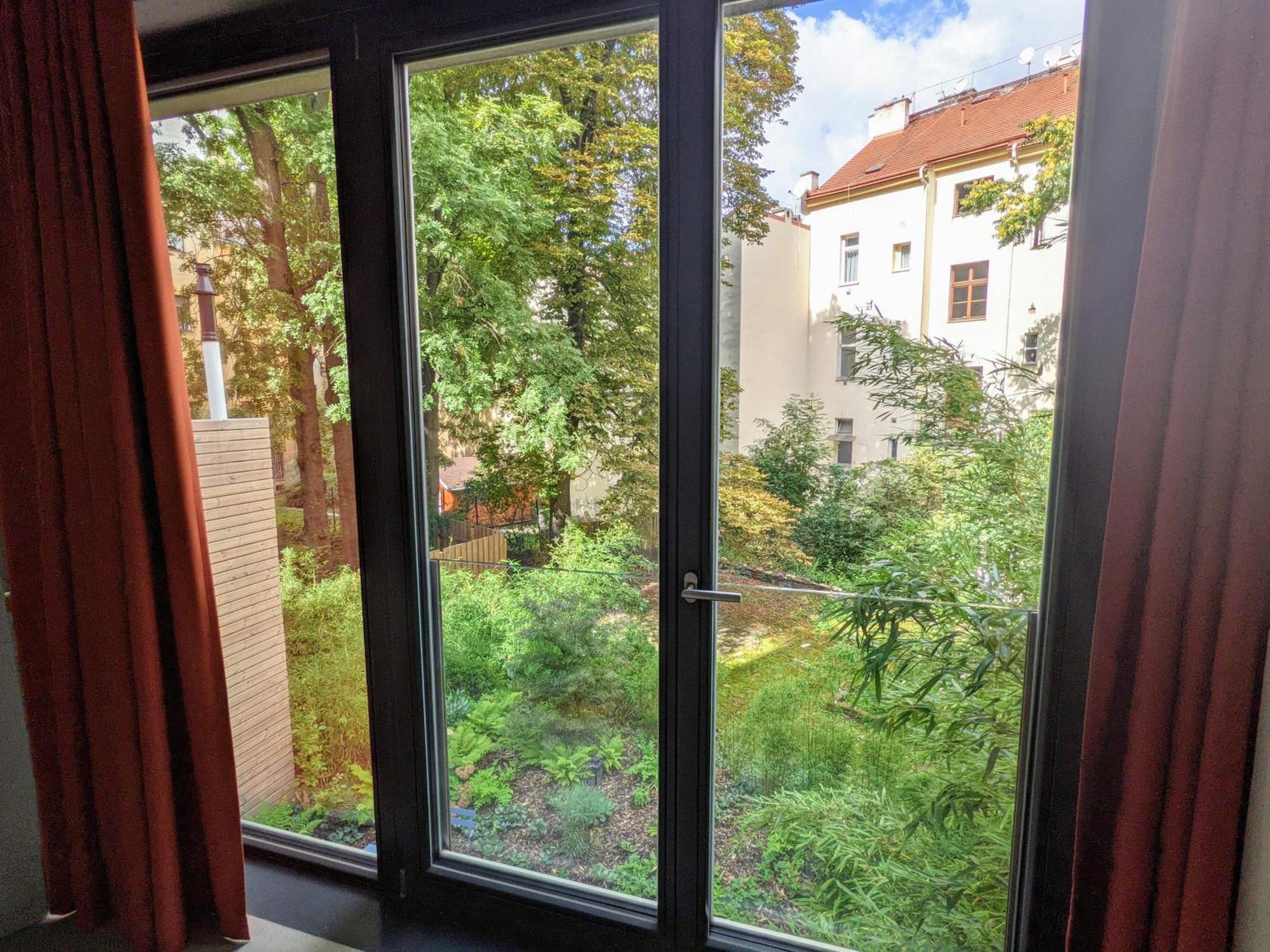 Romantic And Atypical In Prague's Montmartre Daire *