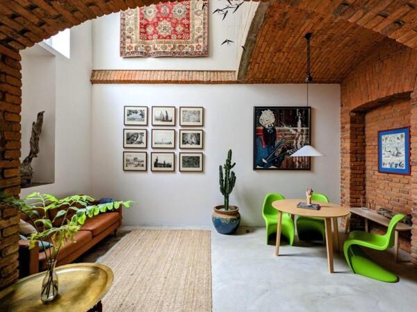 Romantic And Atypical In Prague's Montmartre Daire *
