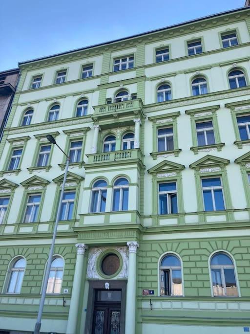 Beautiful Near Muzeum Apartment Prague