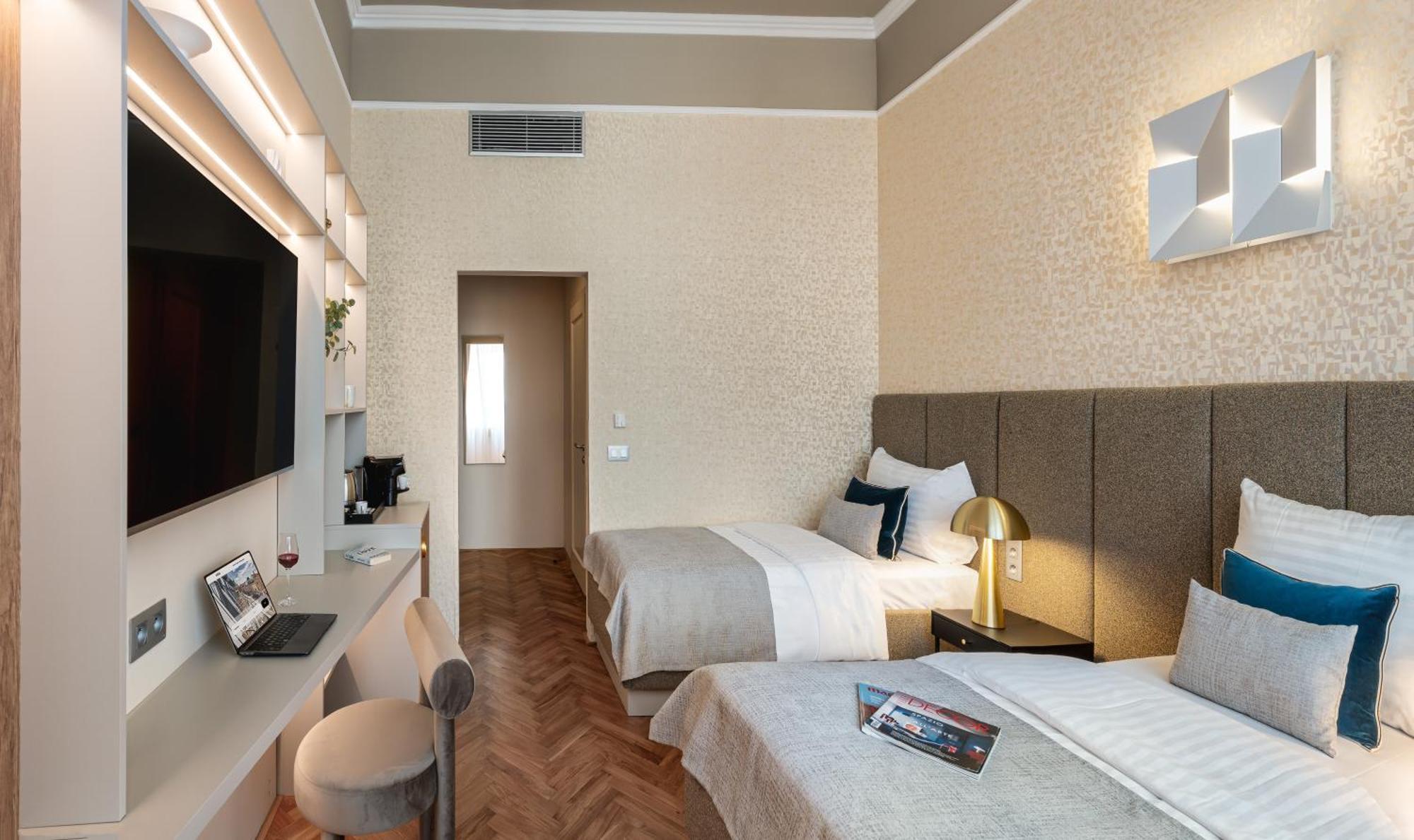 Hotel Maestro By Adrez