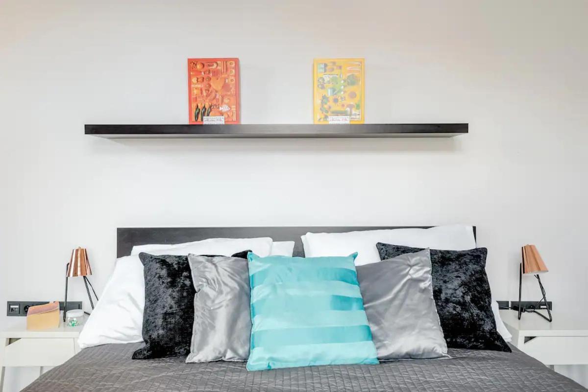 Days - Designer - 1bdr - Workspace - Imac - Netflix Daire Prag