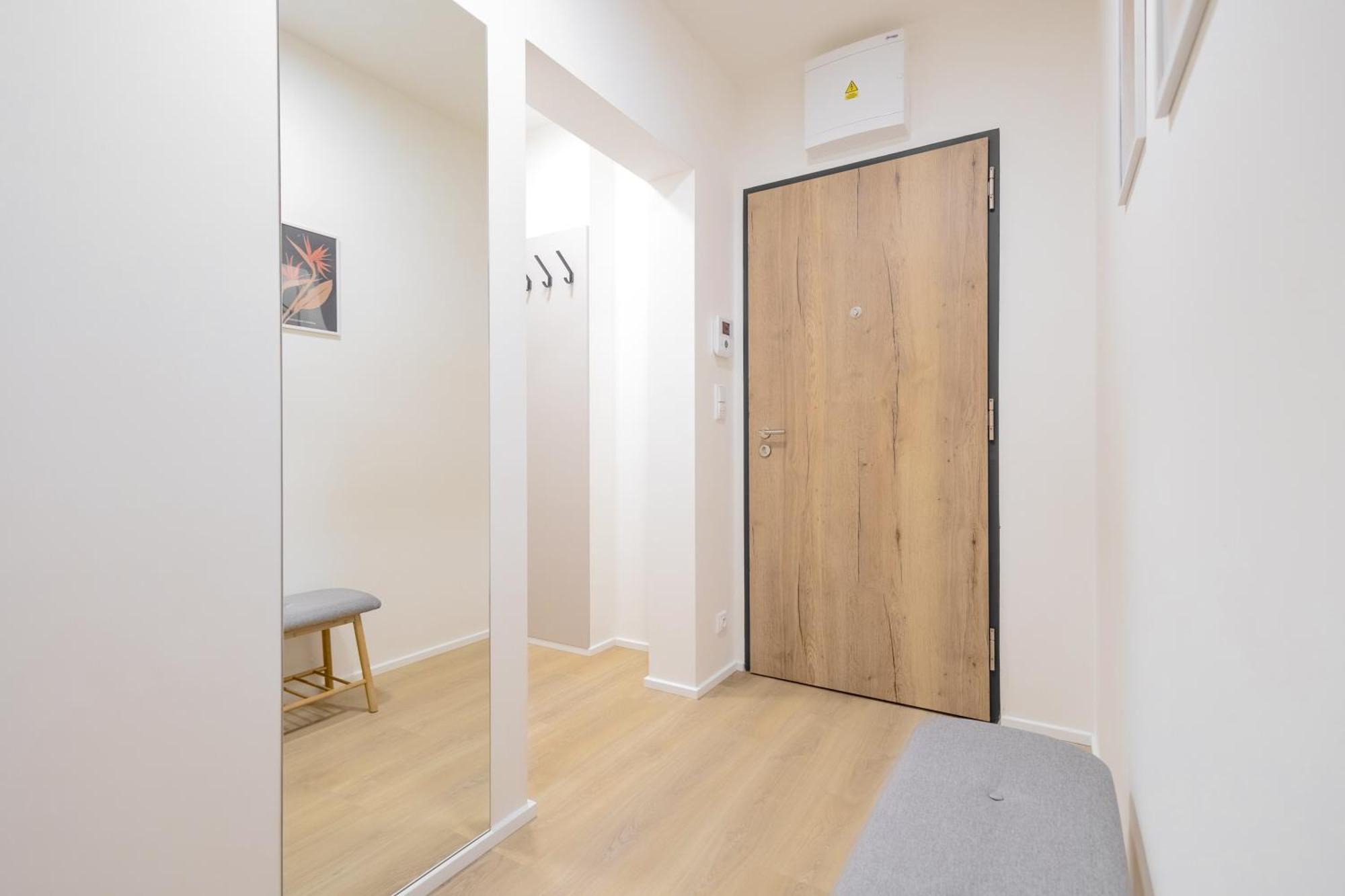 Apartment Bright 2br - 8th Floor, Balcony, Free Parking - By Gravity Prague