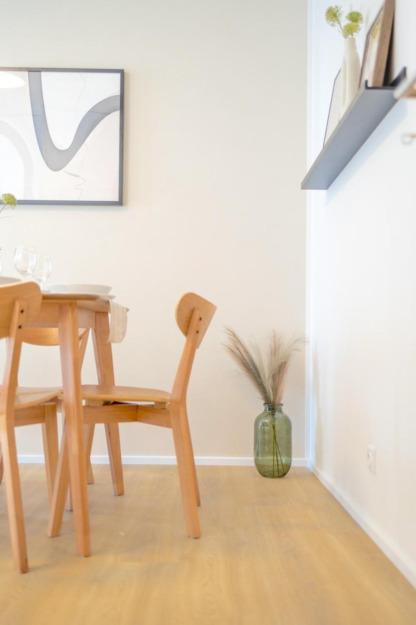 Bright 2br - 8th Floor, Balcony, Free Parking - By Gravity Apartment