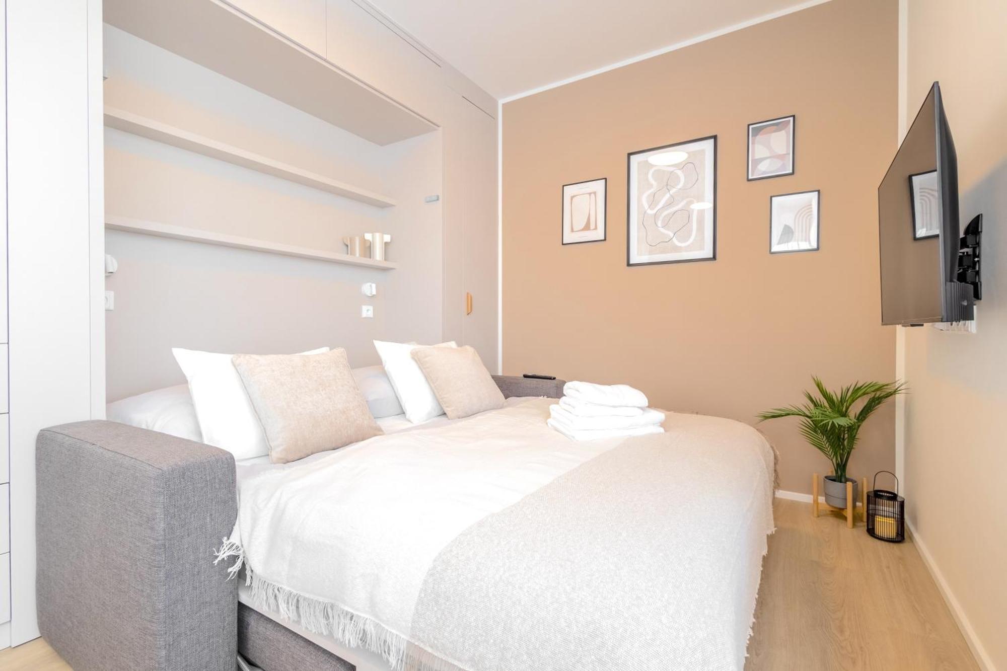 Bright 2br - 8th Floor, Balcony, Free Parking - By Gravity Apartment *