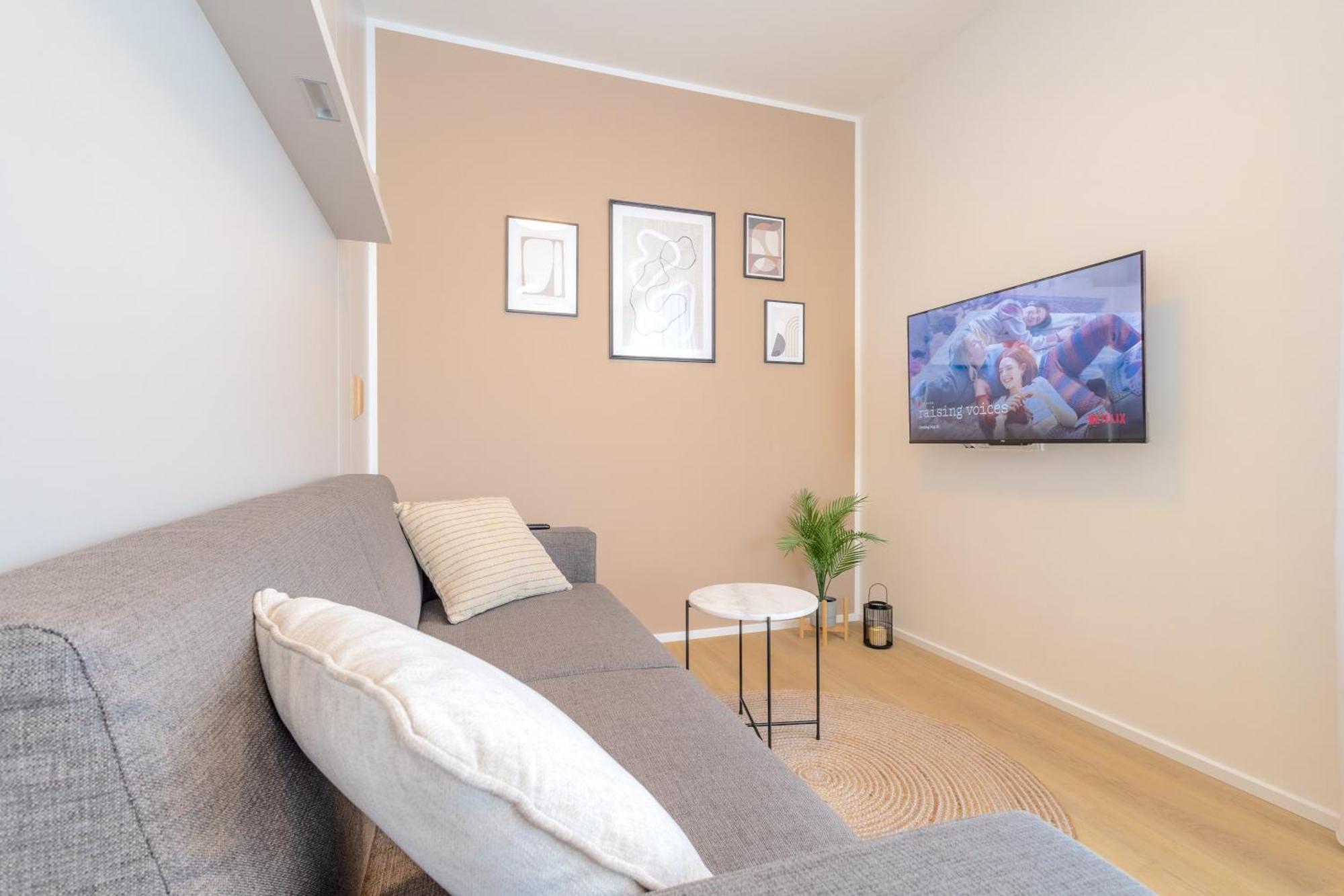 Bright 2br - 8th Floor, Balcony, Free Parking - By Gravity Apartment