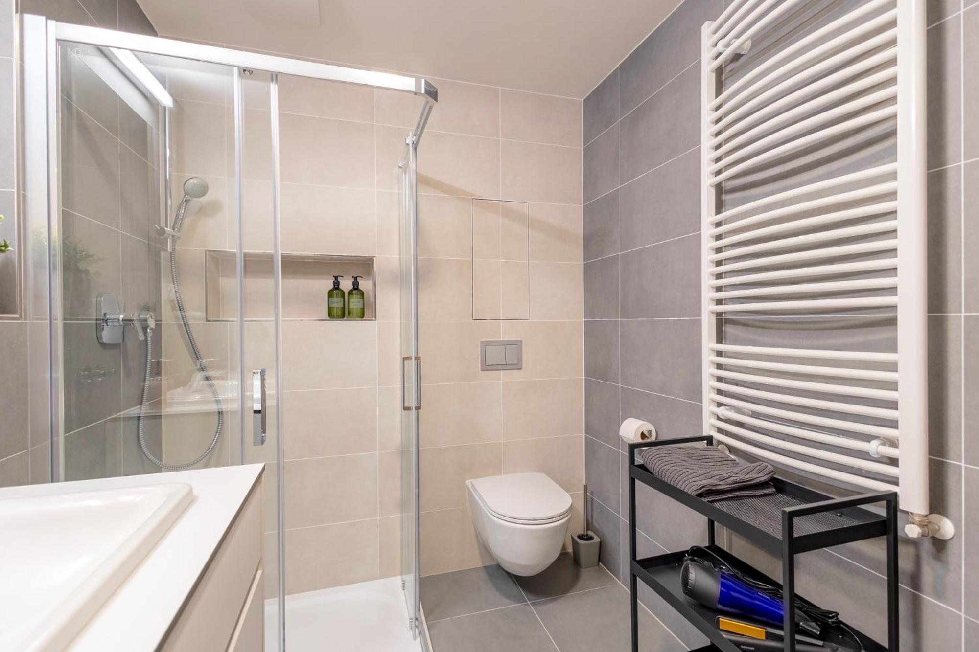 Bright 2br - 8th Floor, Balcony, Free Parking - By Gravity