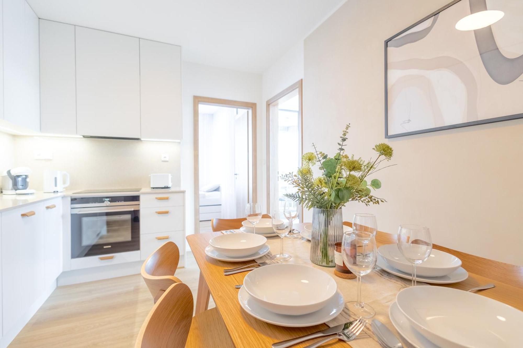 Apartment Bright 2br - 8th Floor, Balcony, Free Parking - By Gravity