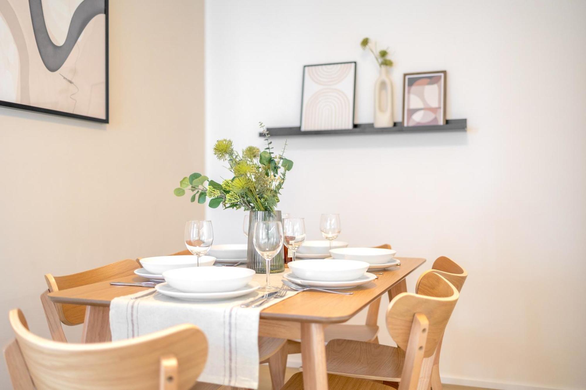 Apartment Bright 2br - 8th Floor, Balcony, Free Parking - By Gravity