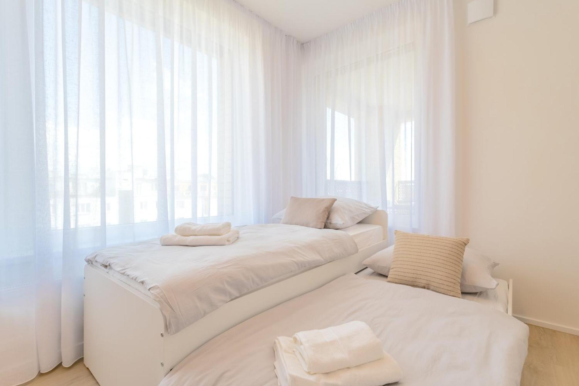 Bright 2br - 8th Floor, Balcony, Free Parking - By Gravity Apartment *