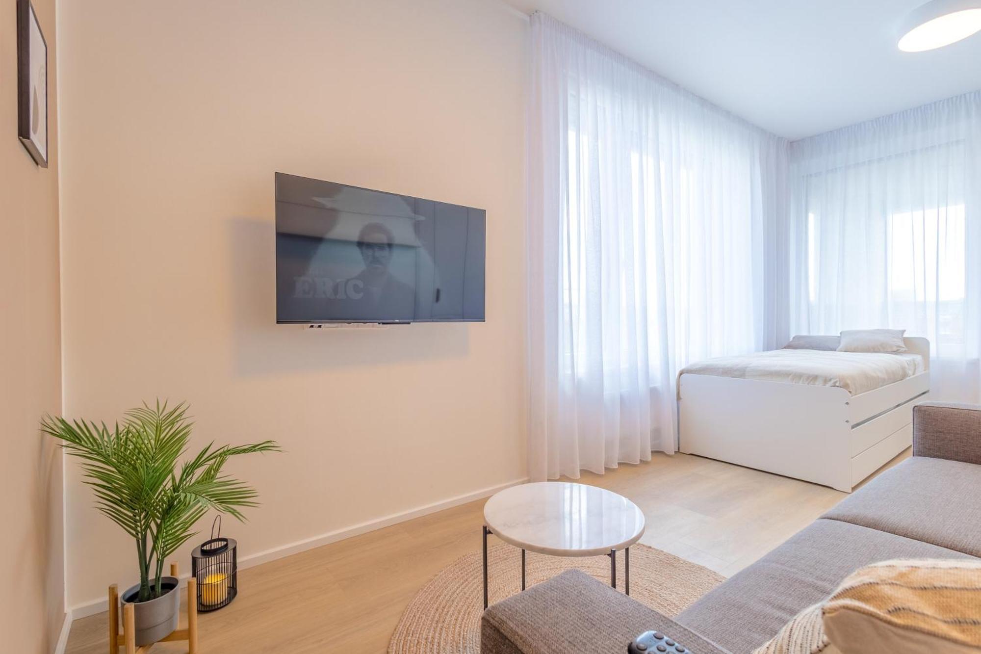 Apartment Bright 2br - 8th Floor, Balcony, Free Parking - By Gravity Prague
