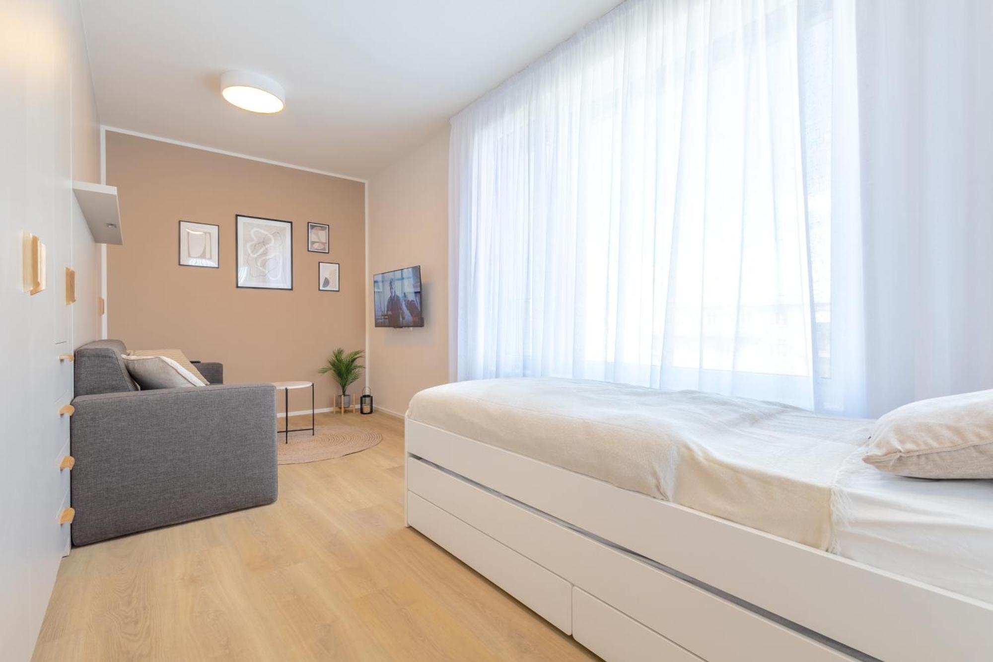 Bright 2br - 8th Floor, Balcony, Free Parking - By Gravity *