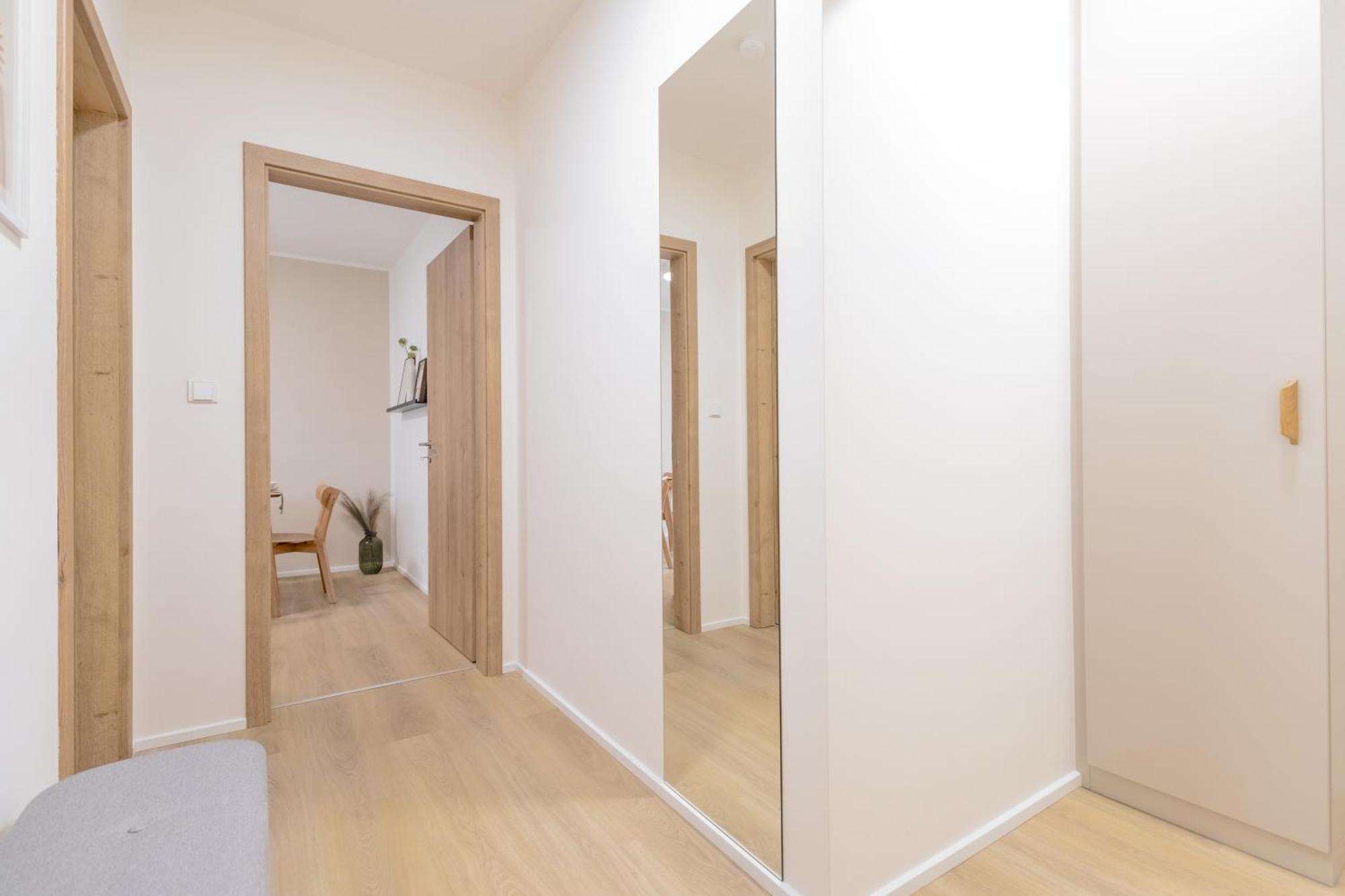 Bright 2br - 8th Floor, Balcony, Free Parking - By Gravity Apartment