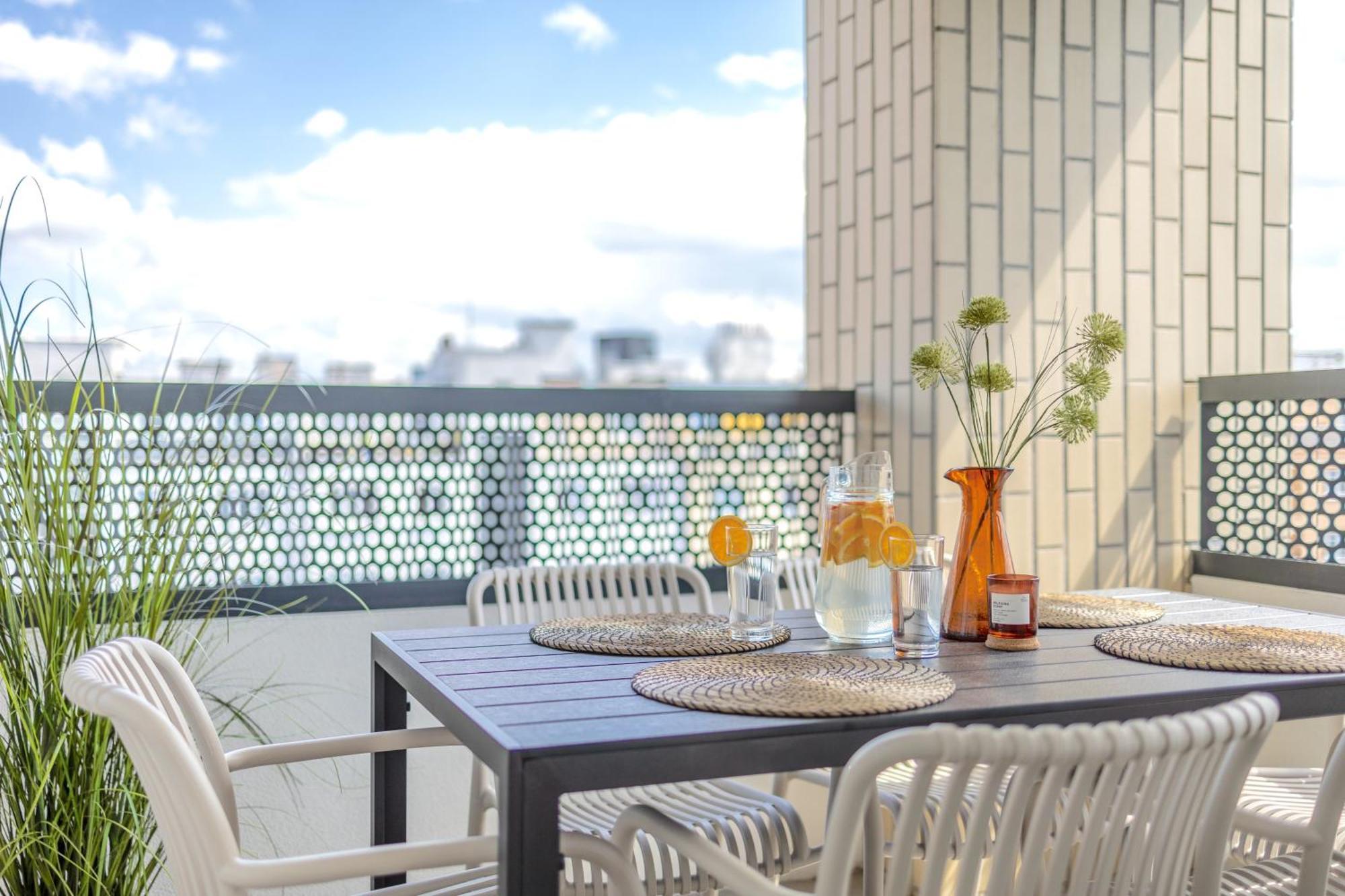 Apartment Bright 2br - 8th Floor, Balcony, Free Parking - By Gravity