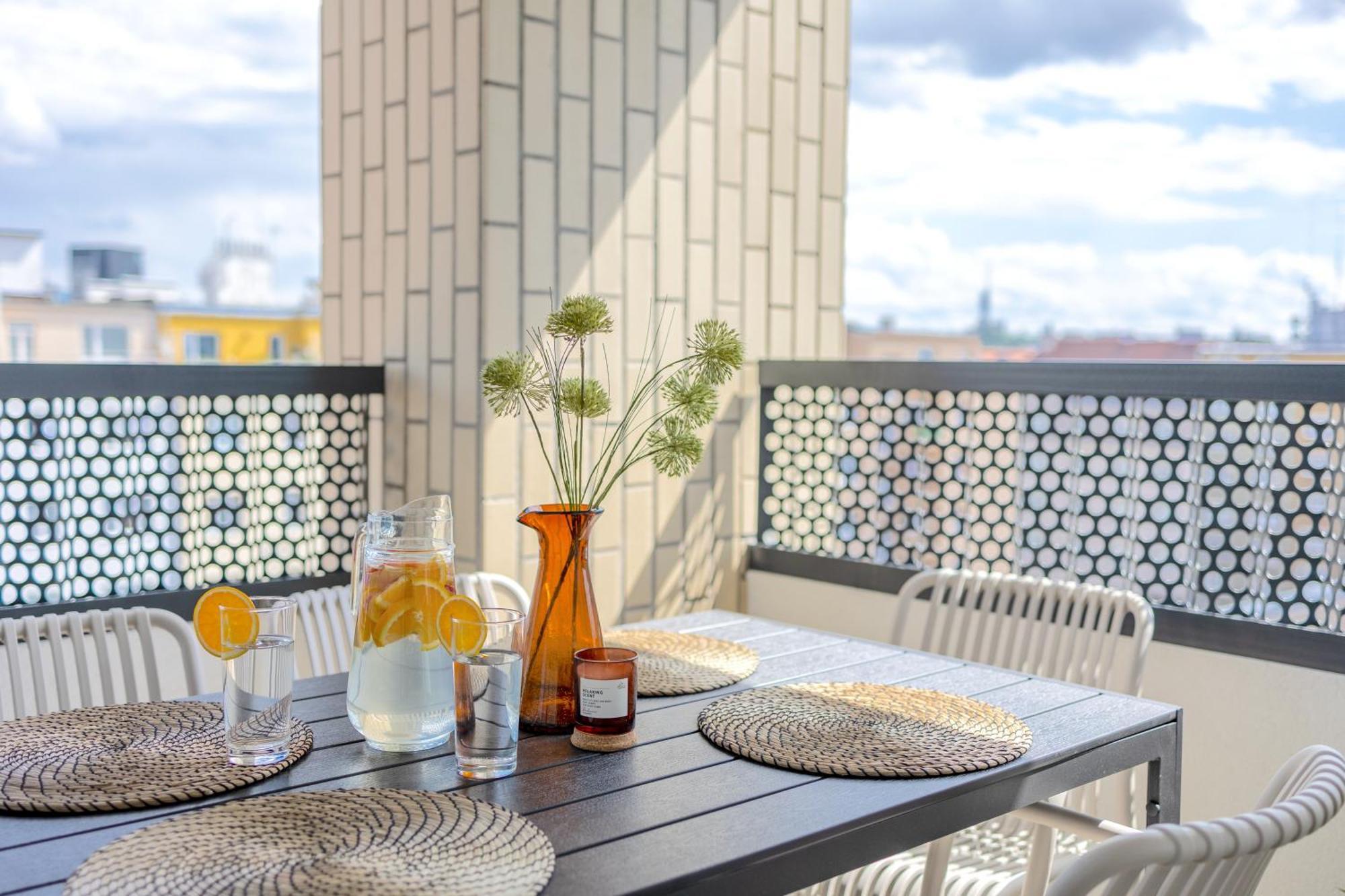 Apartment Bright 2br - 8th Floor, Balcony, Free Parking - By Gravity *