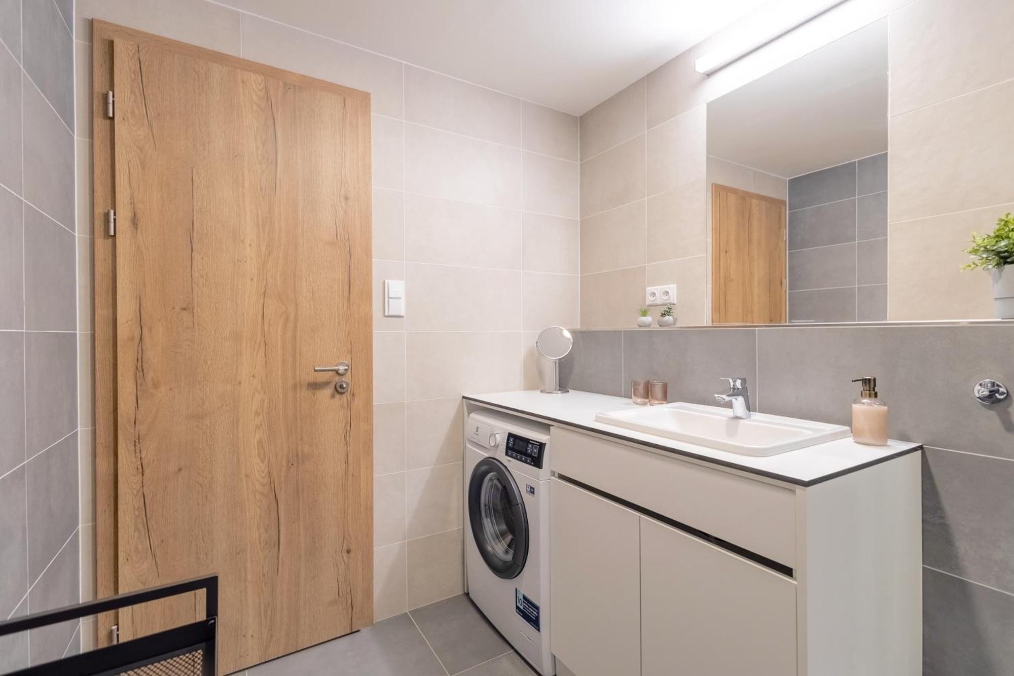 Bright 2br - 8th Floor, Balcony, Free Parking - By Gravity Apartment Prague