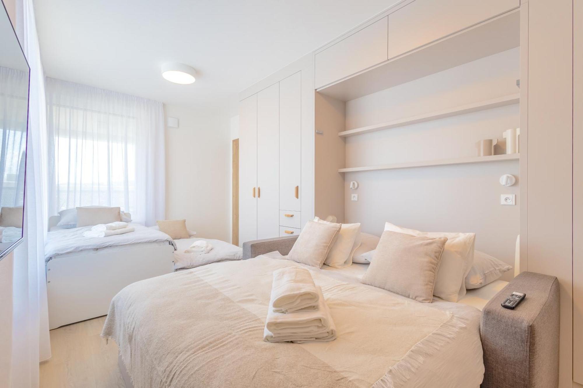 Apartment Bright 2br - 8th Floor, Balcony, Free Parking - By Gravity Prague