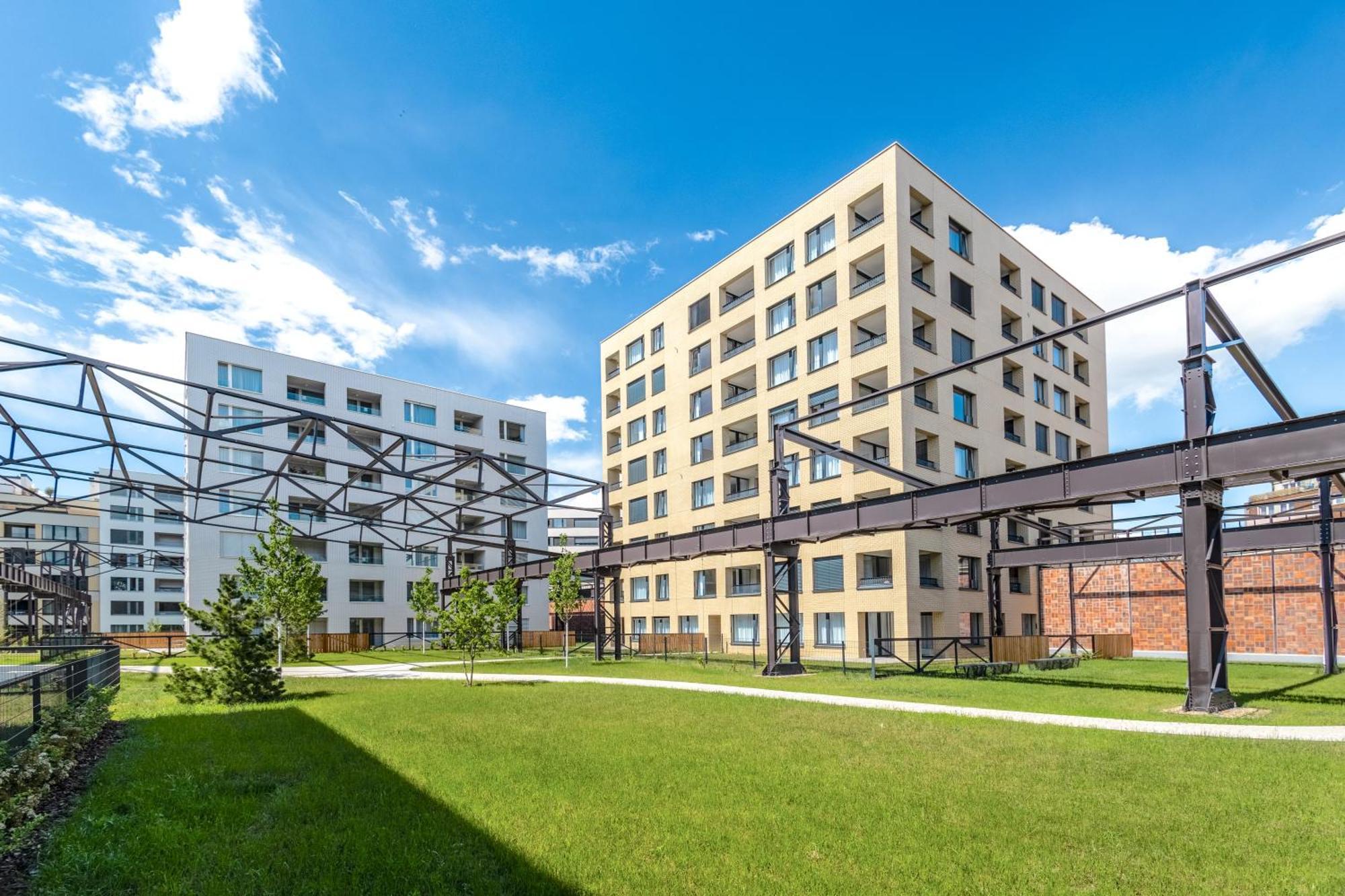 Bright 2br - 8th Floor, Balcony, Free Parking - By Gravity *
