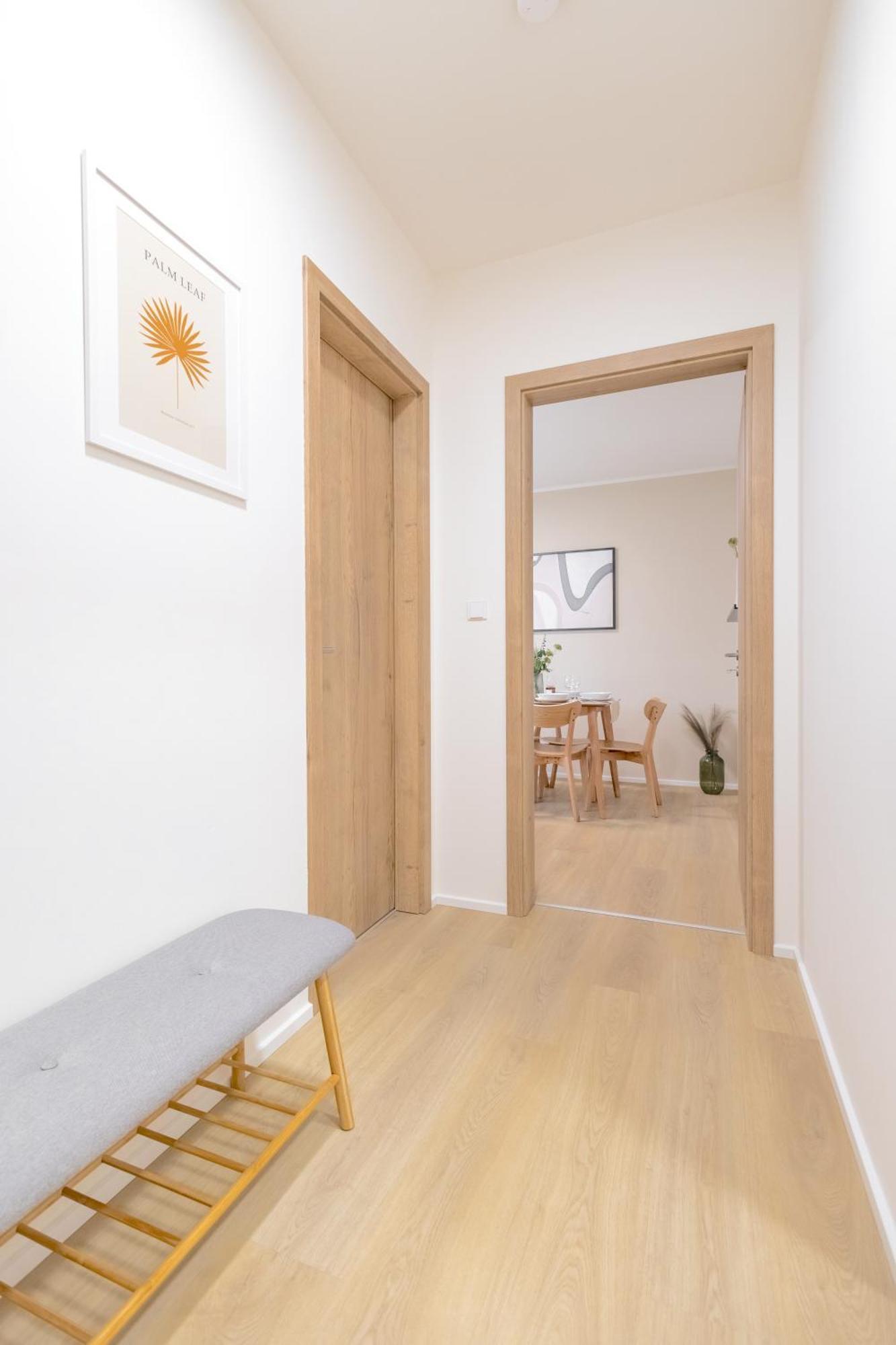Bright 2br - 8th Floor, Balcony, Free Parking - By Gravity Prague