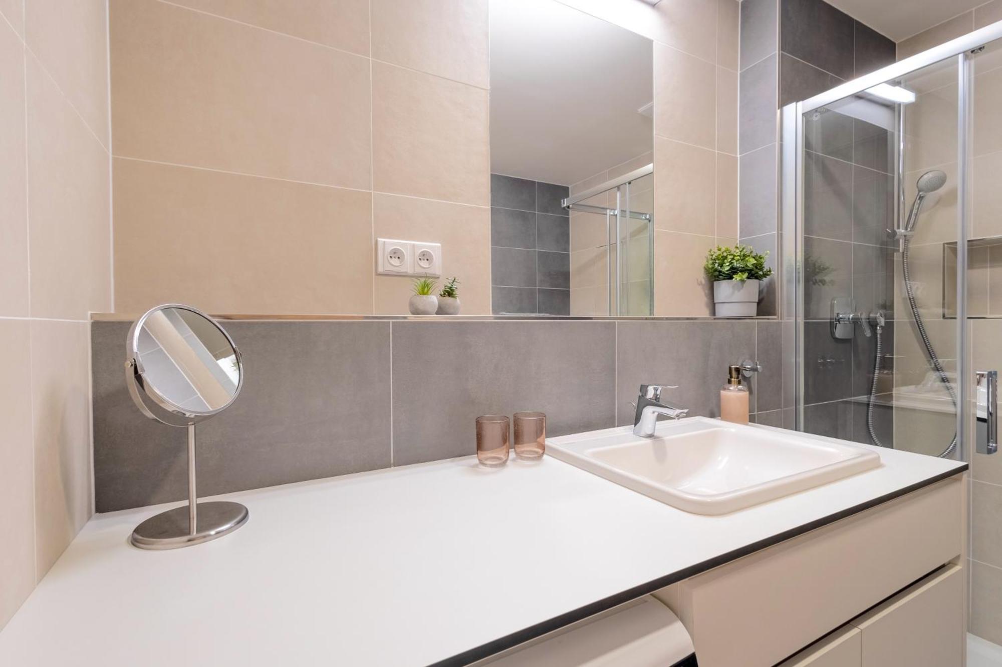 Apartment Bright 2br - 8th Floor, Balcony, Free Parking - By Gravity Prague