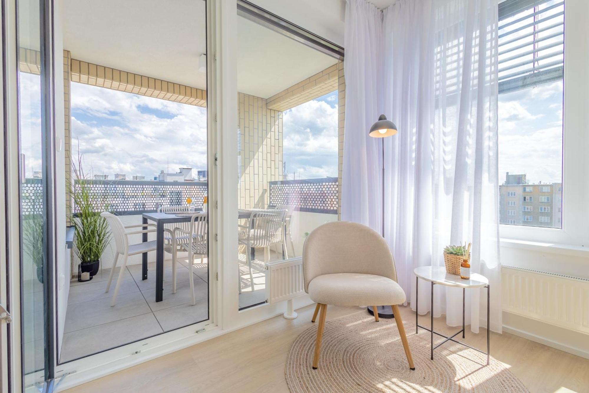 Apartment Bright 2br - 8th Floor, Balcony, Free Parking - By Gravity